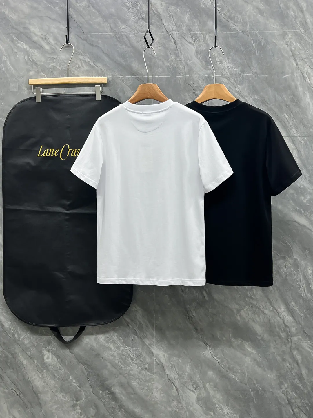 VLTN 2026ss Spring and Summer New Arrival first counter, the latest New Arrival short-sleeved round neck T-shirt Premium customized design, avant-garde and fashionable! The brand logo emphasizes craftsmanship and the custom fabrics are soft to the touch. Comfortable to wear. Exquisite stitching at the counter level. Fine workmanship. The upper body effect is incomparably handsome! A must-have item for a stylish man! Color: Black White Sizes: S-2XL